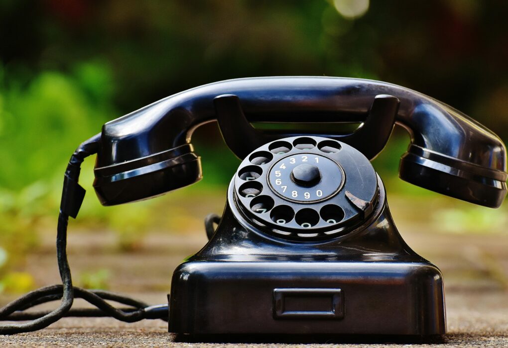 Smartphone showing an incoming call from an unknown number 7203274044 Melissa