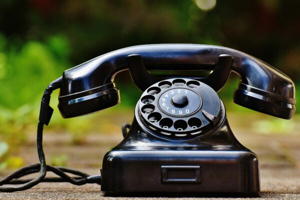 Smartphone showing an incoming call from an unknown number 7203274044 Melissa